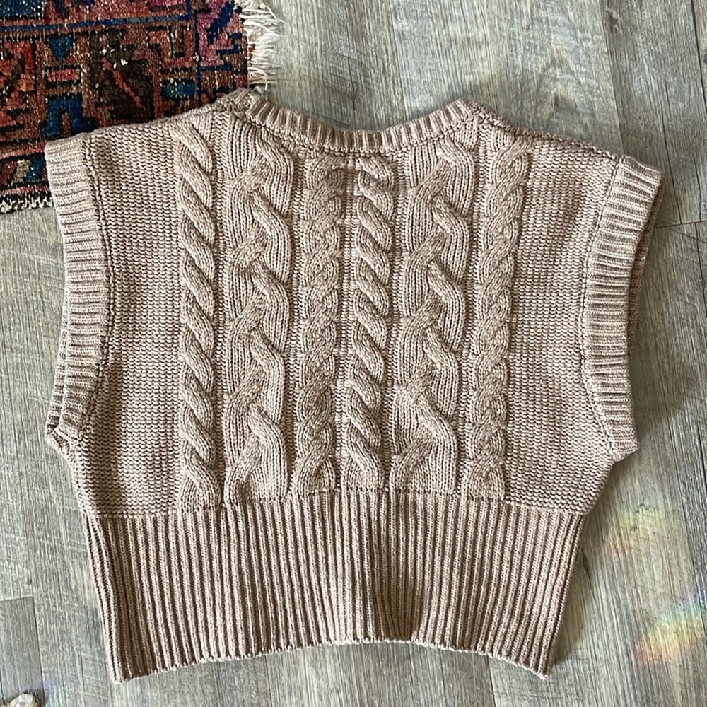 •| cropped sweater vest - Picture 3 of 8